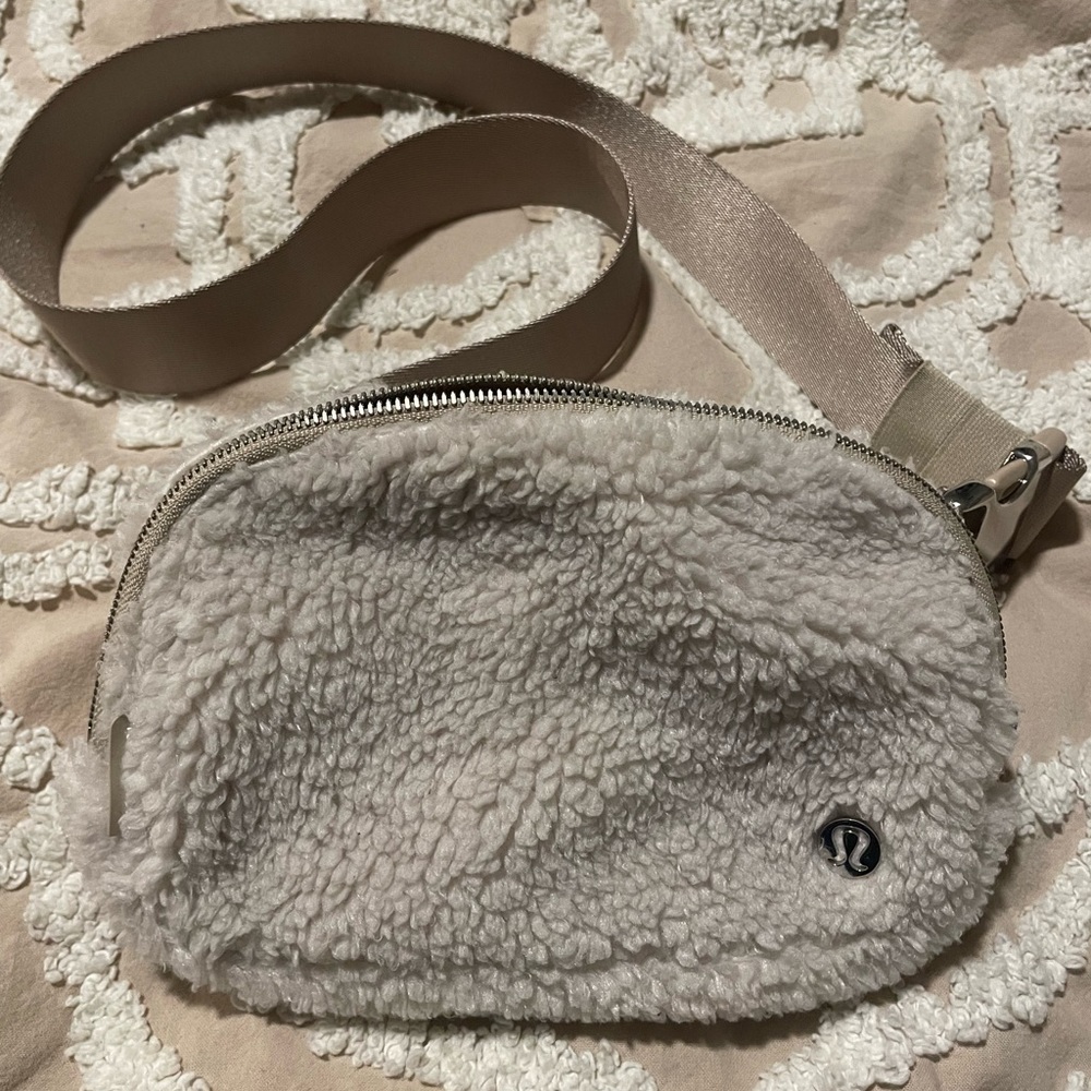 Lululemon Everywhere Belt Bag 1 L Fleece - Tan